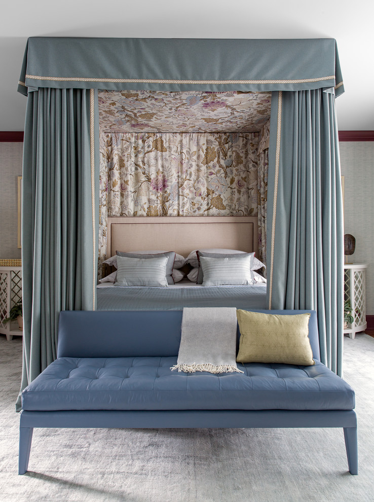 Идея дизайна: хозяйская спальня в классическом стиле с серыми стенами