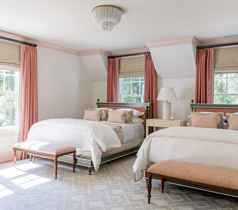 Стильный дизайн: гостевая спальня (комната для гостей) в классическом стиле с белыми стенами без камина - последний тренд