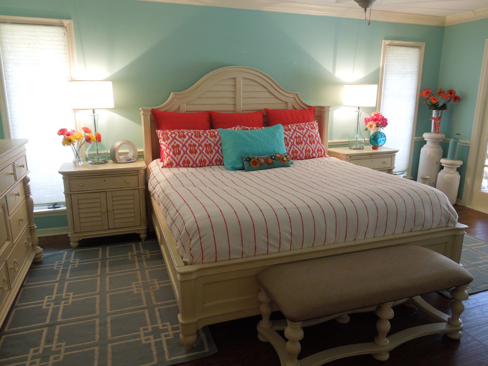 Foto de dormitorio principal exótico de tamaño medio sin chimenea con paredes azules y suelo de baldosas de porcelana