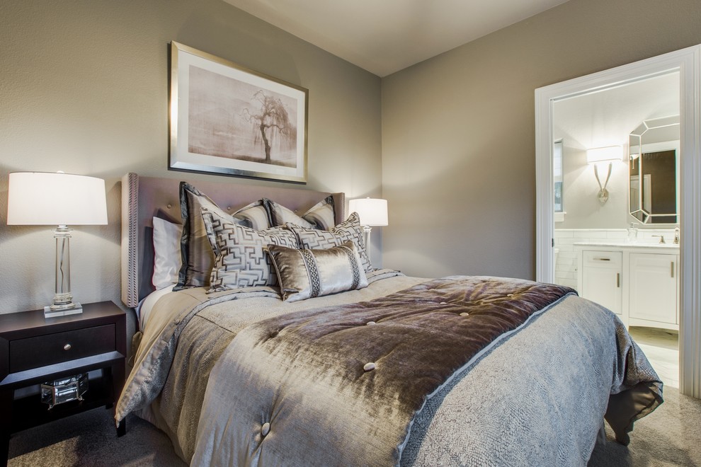 Foto de habitación de invitados clásica renovada de tamaño medio con paredes grises y moqueta