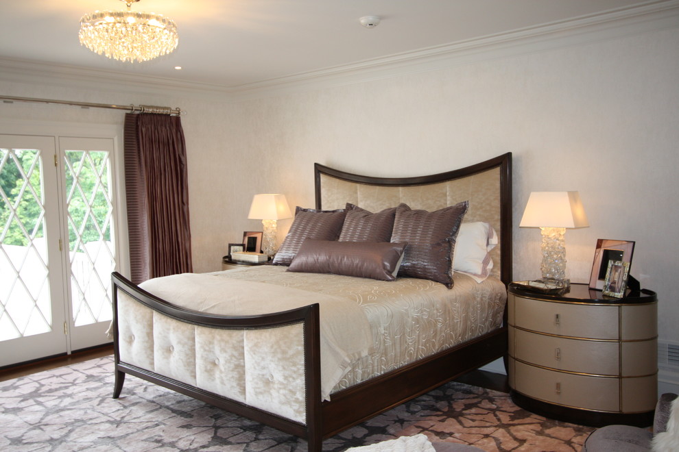 На фото: хозяйская спальня среднего размера в стиле неоклассика (современная классика) с белыми стенами, темным паркетным полом, стандартным камином и фасадом камина из дерева с