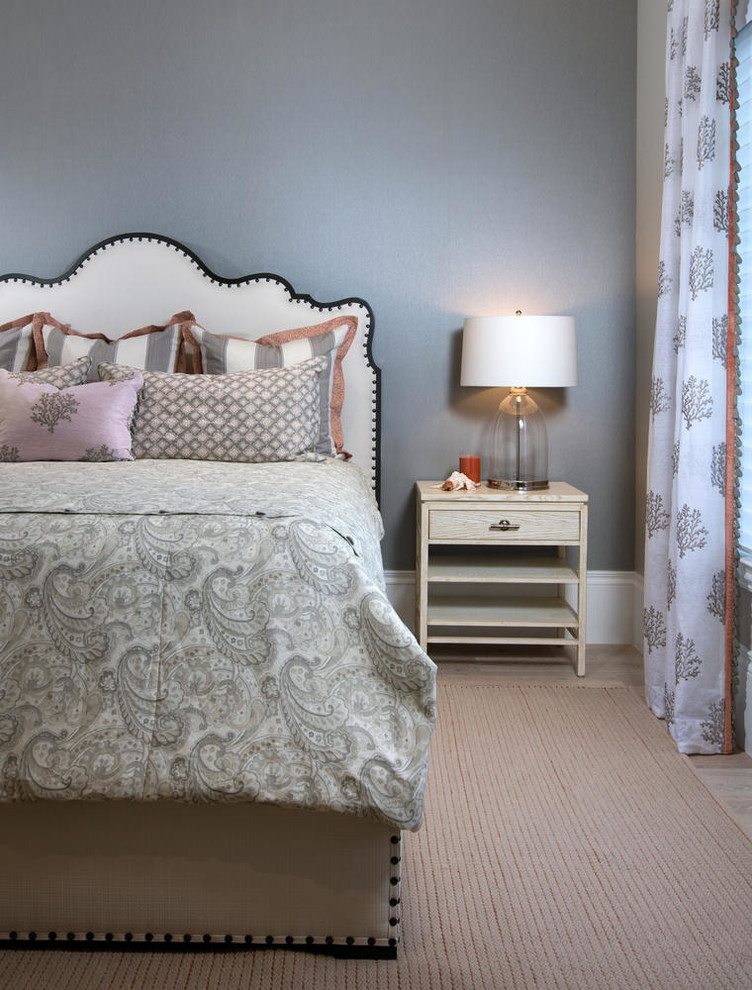 Источник вдохновения для домашнего уюта: гостевая спальня среднего размера, (комната для гостей) в стиле неоклассика (современная классика) с серыми стенами, светлым паркетным полом и коричневым полом