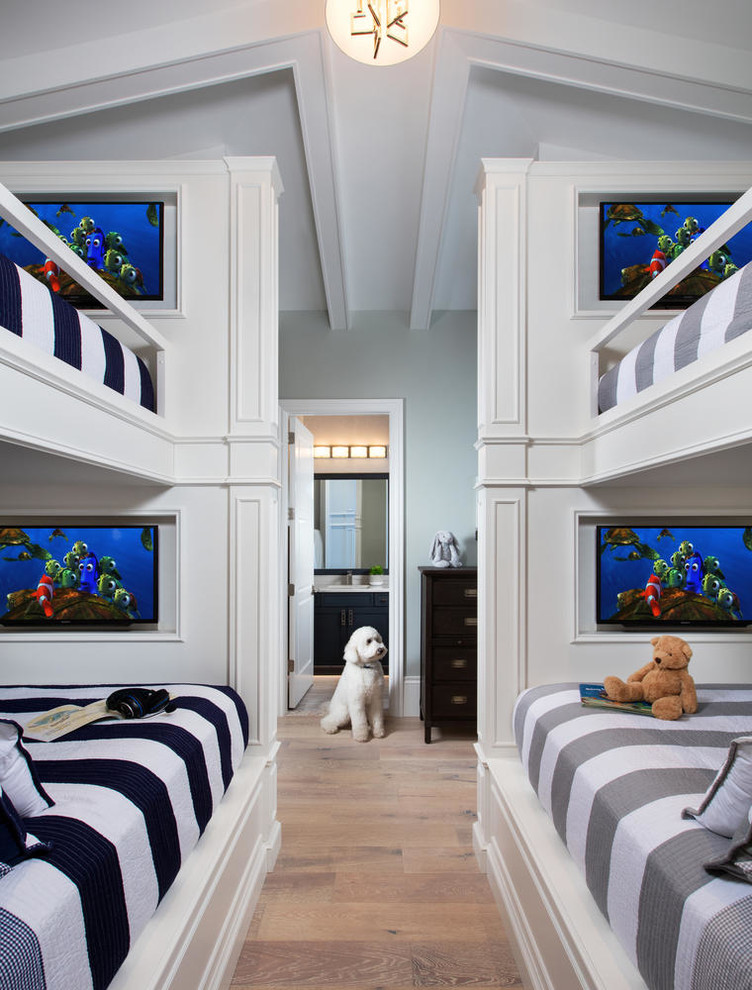 Идея дизайна: большая гостевая спальня (комната для гостей) в стиле неоклассика (современная классика) с синими стенами, светлым паркетным полом и коричневым полом