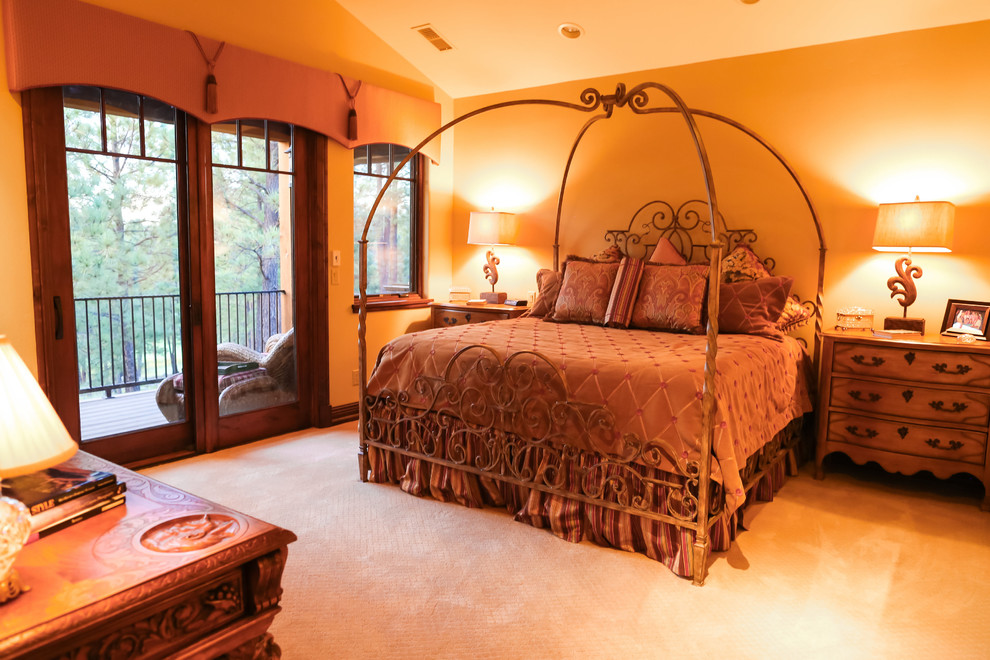 Пример оригинального дизайна: гостевая спальня среднего размера, (комната для гостей) в викторианском стиле с желтыми стенами и ковровым покрытием без камина