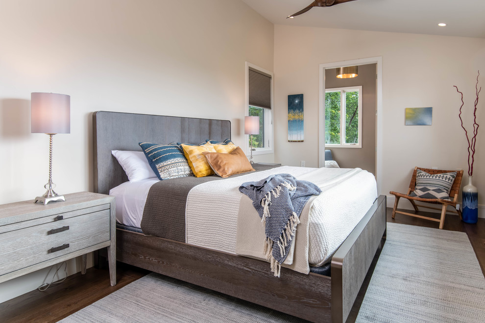 Ejemplo de dormitorio vintage de tamaño medio sin chimenea con paredes beige, suelo de madera oscura y suelo marrón