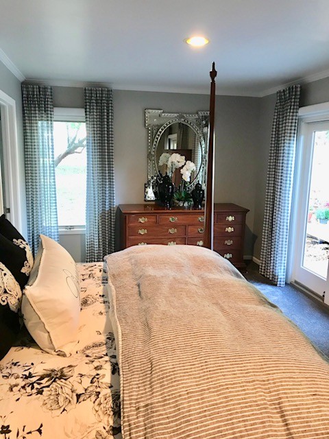 Foto de dormitorio principal clásico con paredes grises, moqueta y suelo gris