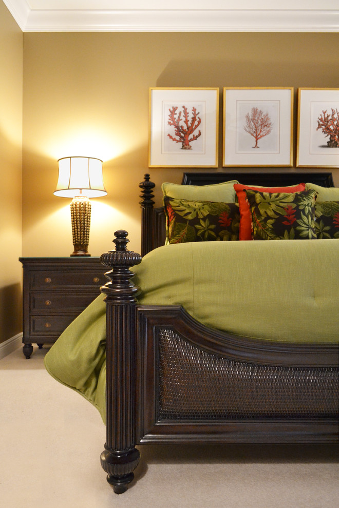 Modelo de habitación de invitados exótica de tamaño medio sin chimenea con paredes beige y moqueta