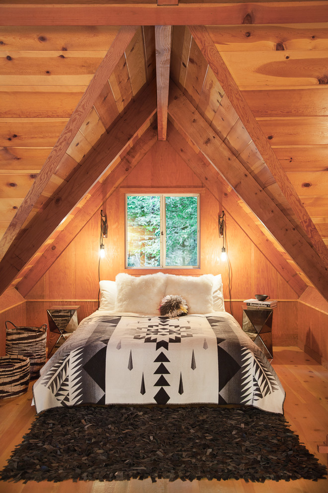 Réalisation d'une chambre chalet de taille moyenne avec un sol en bois brun, un mur marron et un sol marron.