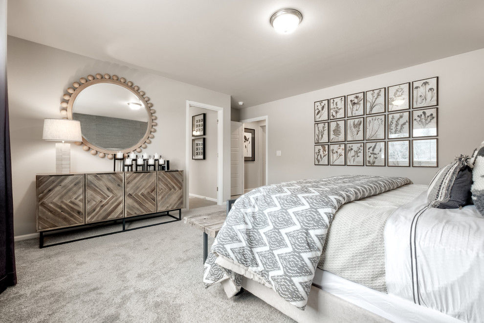 Свежая идея для дизайна: гостевая спальня среднего размера, (комната для гостей) в стиле кантри с ковровым покрытием, серым полом и серыми стенами без камина - отличное фото интерьера
