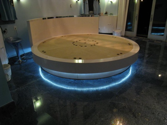 Round rotating deals bed
