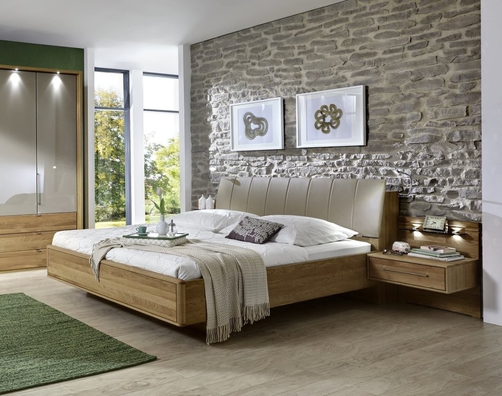 Свежая идея для дизайна: большая хозяйская спальня в стиле модернизм с серыми стенами, паркетным полом среднего тона и коричневым полом без камина - отличное фото интерьера
