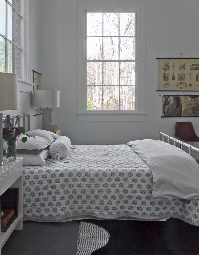 Пример оригинального дизайна: спальня среднего размера на антресоли в скандинавском стиле с белыми стенами и бетонным полом без камина
