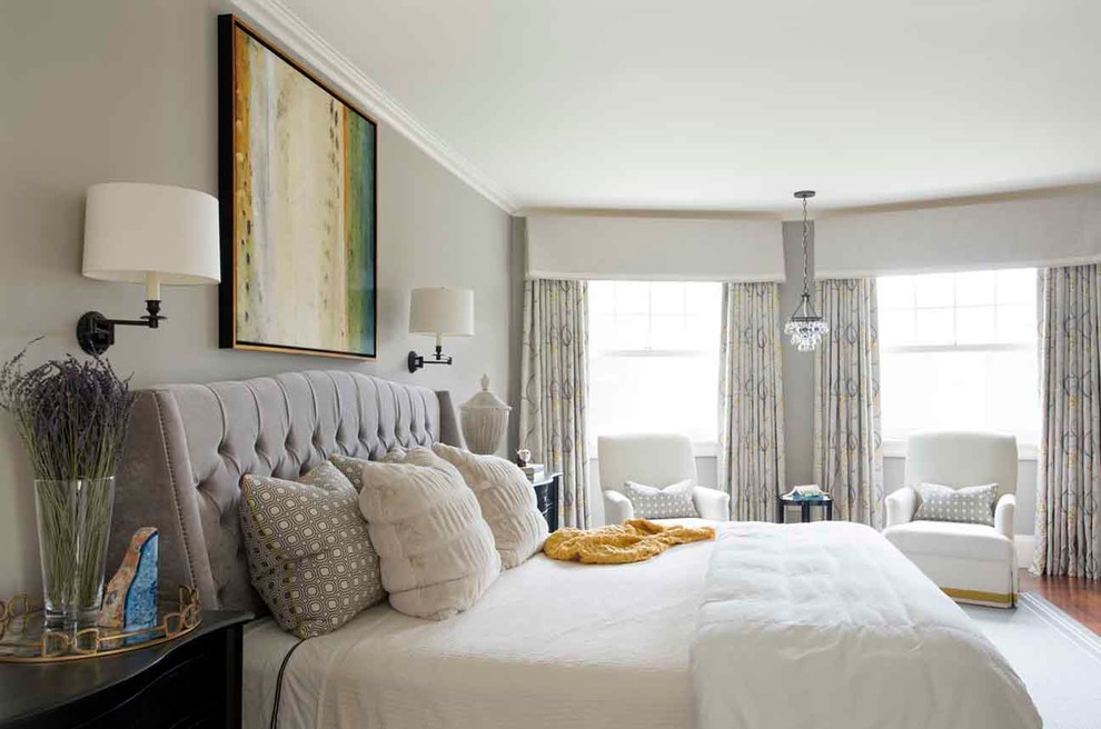 Foto de dormitorio principal clásico grande con paredes grises y suelo de madera en tonos medios