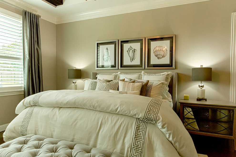 Пример оригинального дизайна: хозяйская спальня среднего размера в морском стиле с серыми стенами, темным паркетным полом и коричневым полом без камина