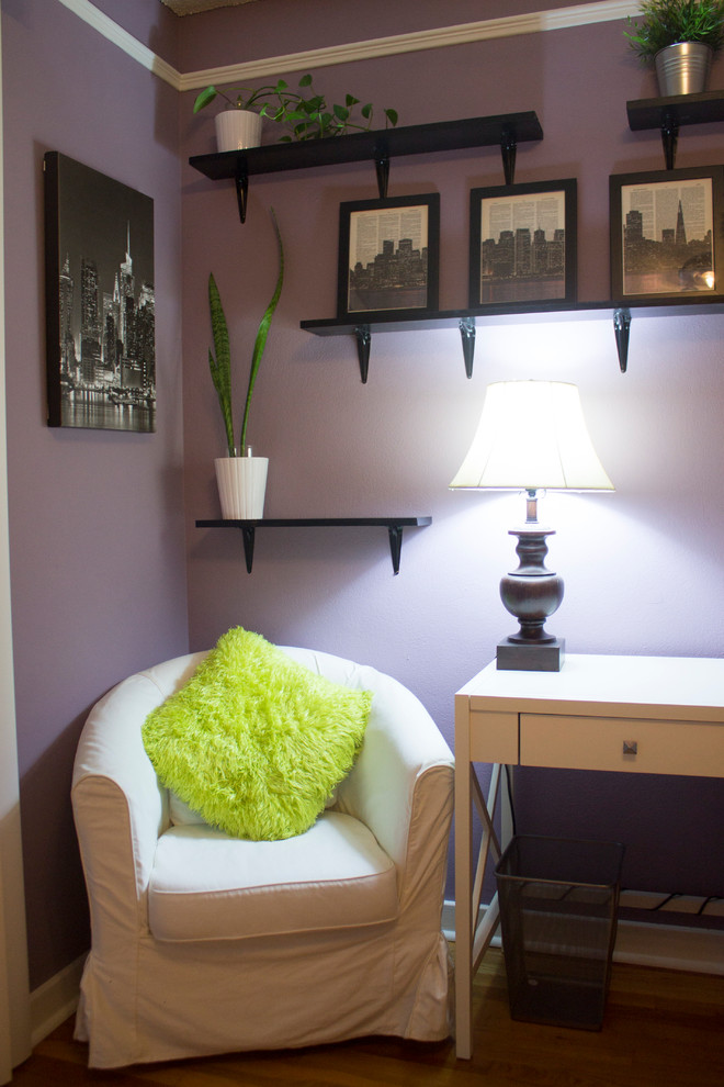 Idées déco pour une chambre d'amis classique de taille moyenne avec un mur violet, un sol en bois brun et aucune cheminée.