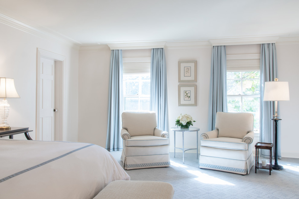 Идея дизайна: большая хозяйская спальня в классическом стиле с серыми стенами, ковровым покрытием и белым полом