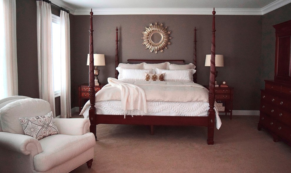 На фото: большая хозяйская спальня в классическом стиле с серыми стенами, ковровым покрытием и бежевым полом без камина