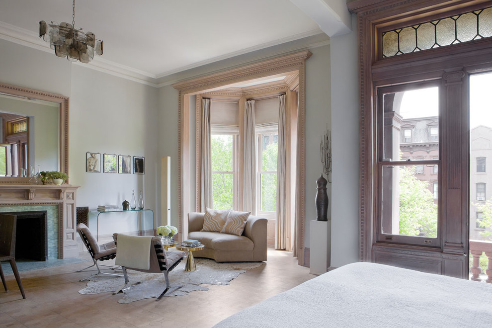 На фото: спальня в стиле неоклассика (современная классика) с серыми стенами и стандартным камином с