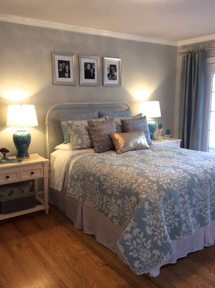 Foto di una camera da letto bohémian di medie dimensioni con pareti blu e pavimento in legno massello medio