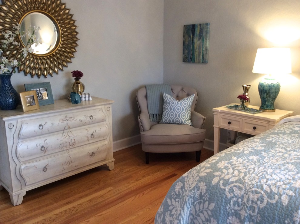 Imagen de dormitorio bohemio de tamaño medio con paredes azules y suelo de madera en tonos medios