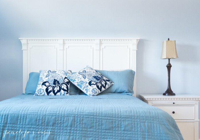 Imagen de dormitorio principal tradicional renovado de tamaño medio sin chimenea con paredes azules y suelo de madera clara