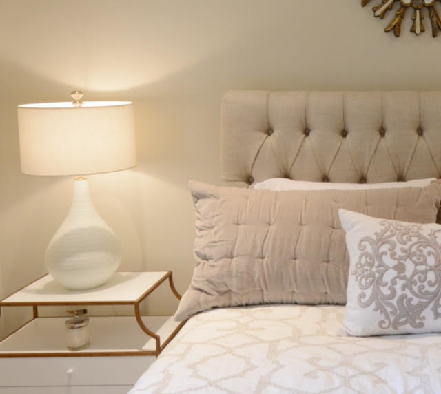 Esempio di una camera degli ospiti minimalista di medie dimensioni con pareti beige