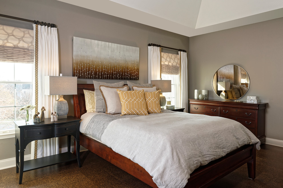 Идея дизайна: большая хозяйская спальня в стиле неоклассика (современная классика) с серыми стенами, пробковым полом и коричневым полом
