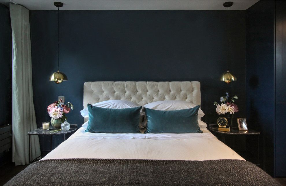 Kleines Modernes Hauptschlafzimmer mit blauer Wandfarbe, gebeiztem Holzboden, braunem Boden und Hängekamin in London