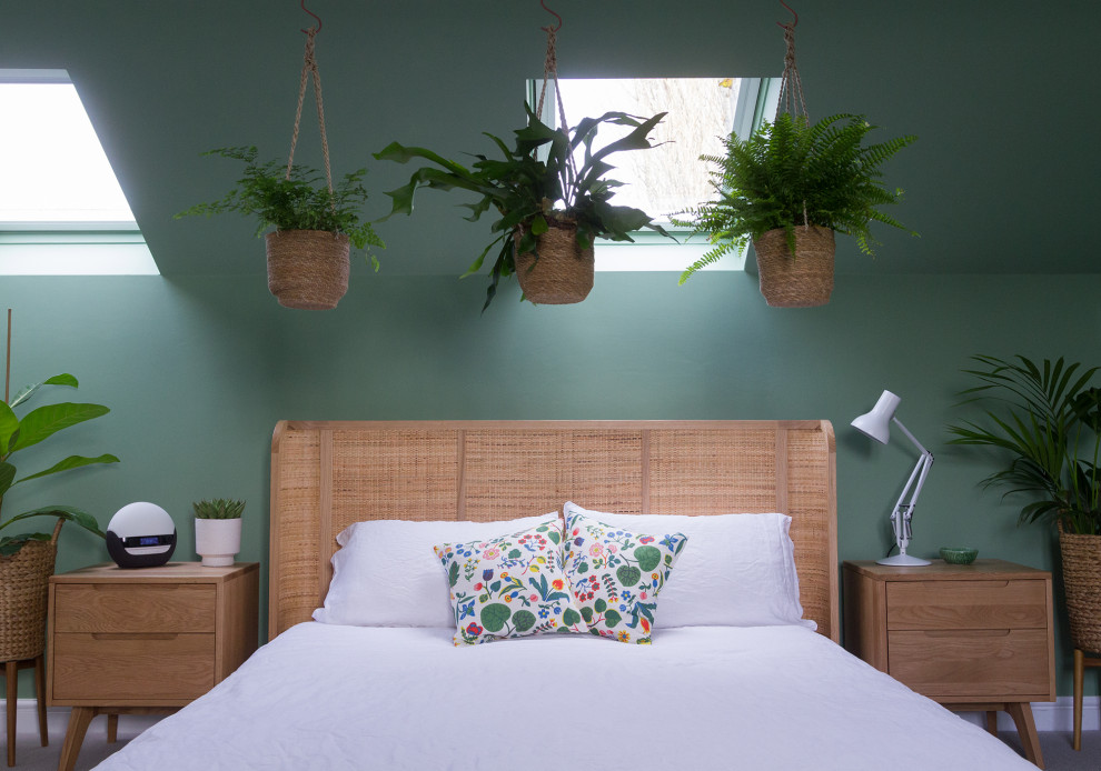 На фото: хозяйская спальня среднего размера в стиле модернизм с зелеными стенами, ковровым покрытием и бежевым полом с