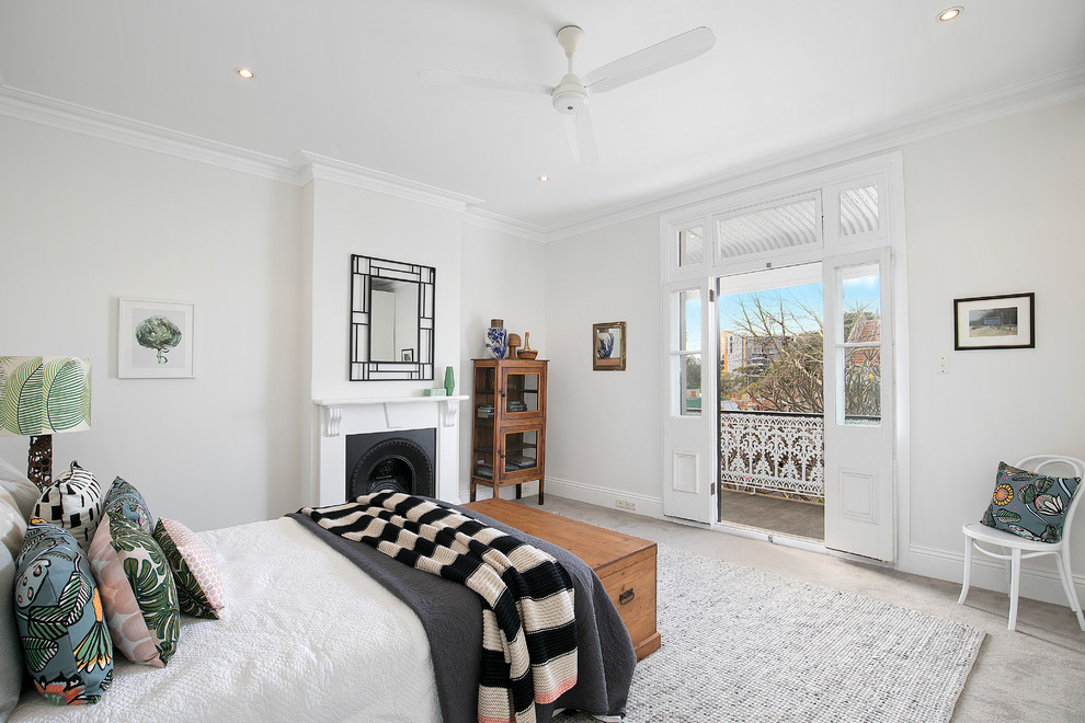 Großes Klassisches Hauptschlafzimmer mit weißer Wandfarbe, Teppichboden, Kamin, verputzter Kaminumrandung und grauem Boden in Sydney