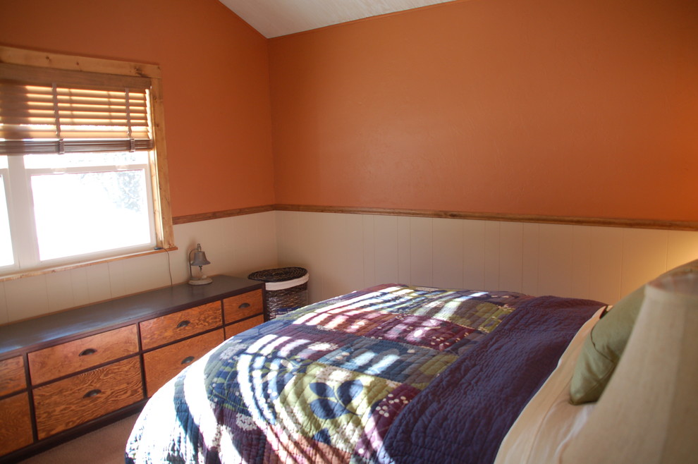 Exempel på ett mellanstort rustikt huvudsovrum, med orange väggar och heltäckningsmatta