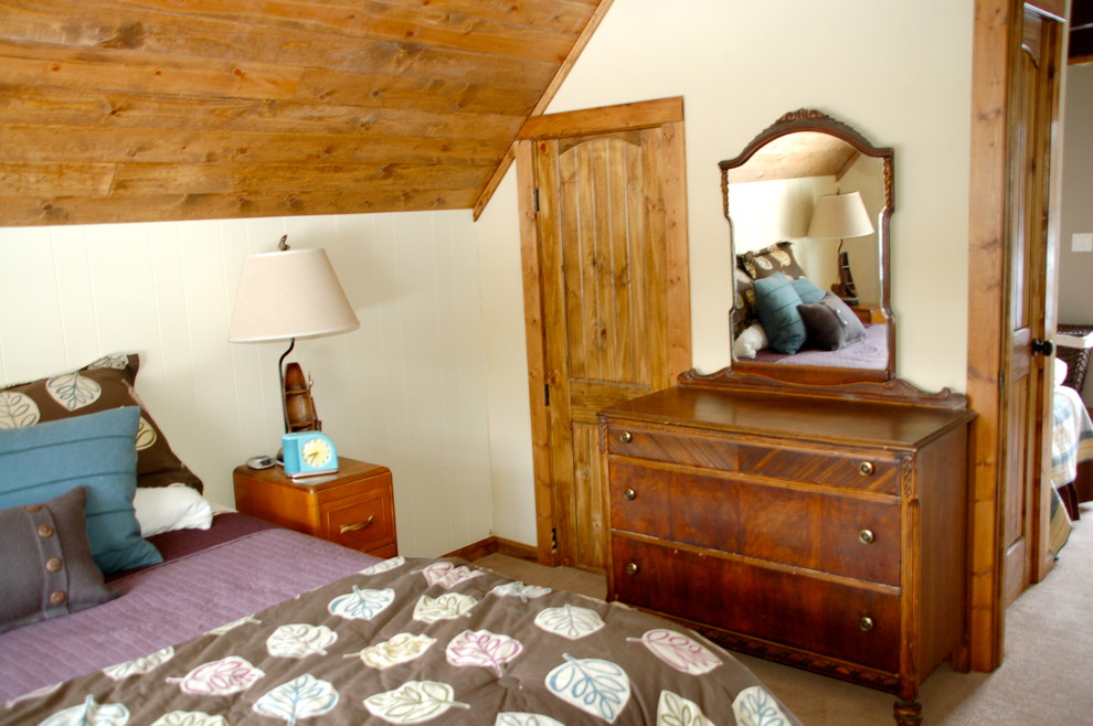 Mittelgroßes Rustikales Hauptschlafzimmer mit oranger Wandfarbe, Teppichboden und grauem Boden in Sacramento