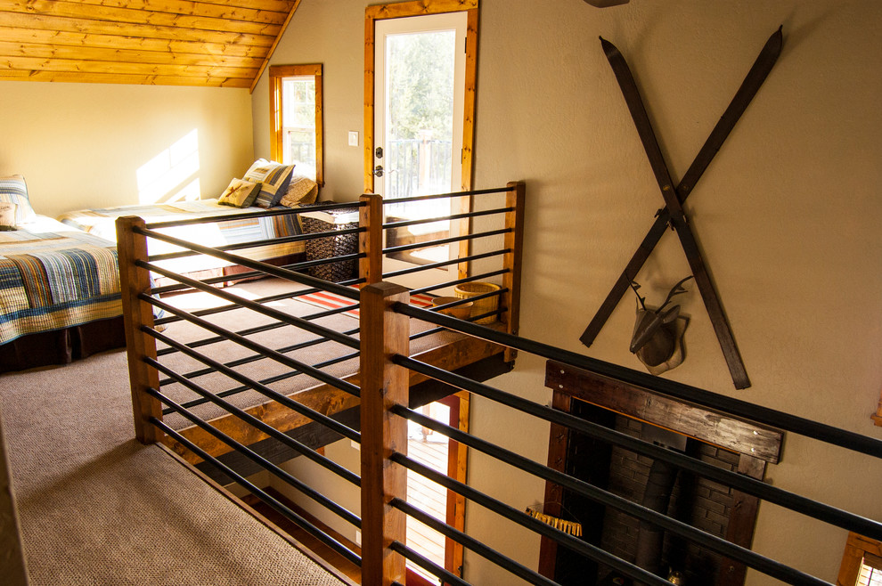 Diseño de dormitorio principal rural de tamaño medio sin chimenea con moqueta, paredes beige y suelo gris