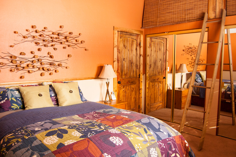 Idee per una camera matrimoniale stile rurale di medie dimensioni con pareti arancioni, moquette e pavimento beige