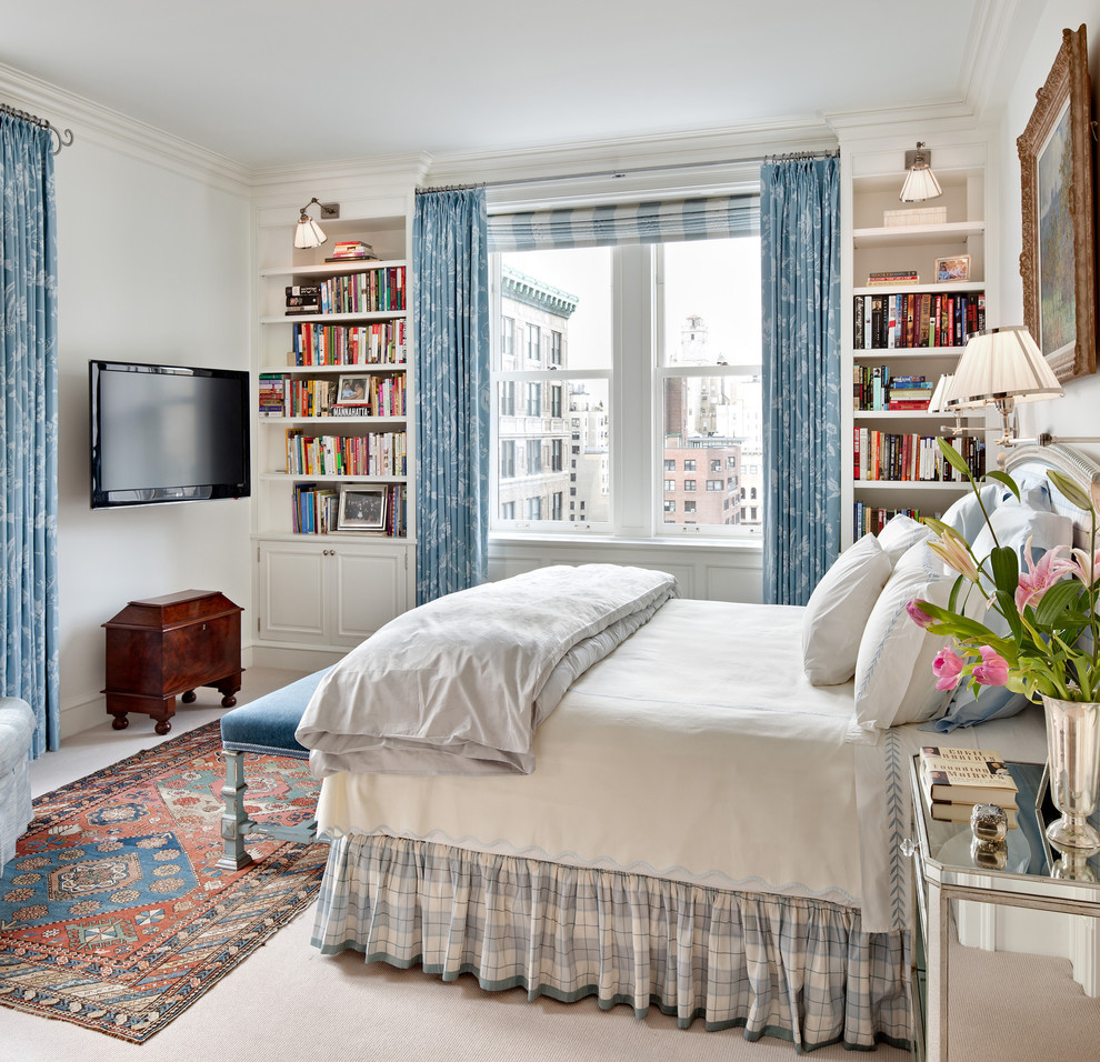 Пример оригинального дизайна: хозяйская спальня в классическом стиле с белыми стенами, ковровым покрытием и синими шторами без камина