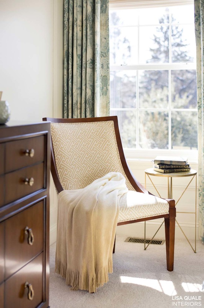 На фото: хозяйская спальня среднего размера в классическом стиле с белыми стенами и ковровым покрытием с