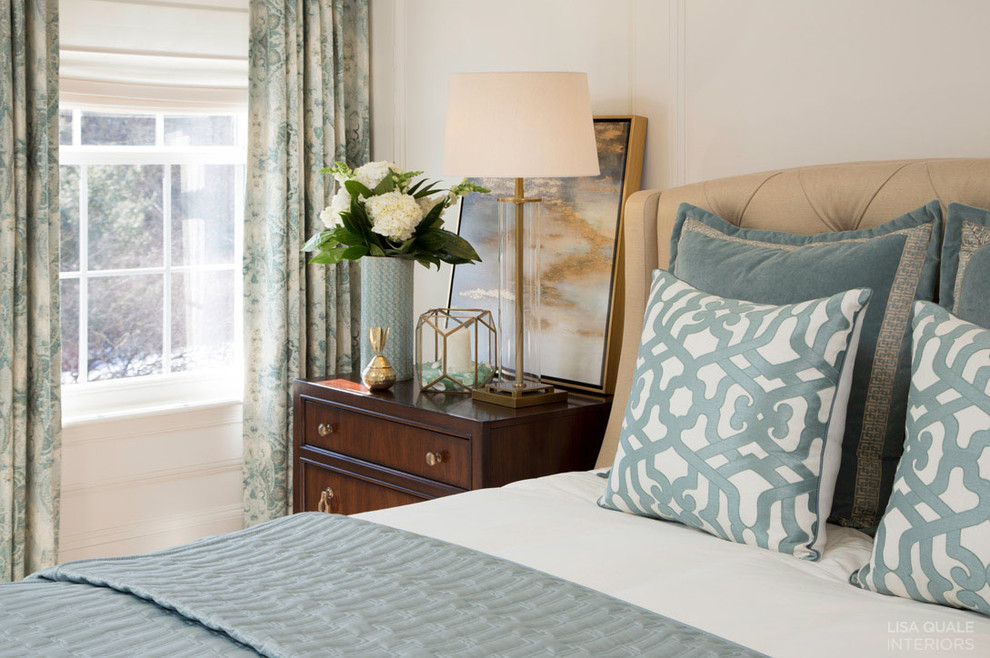 Bedroom - mid-sized traditional master carpeted bedroom idea in Philadelphia with white walls