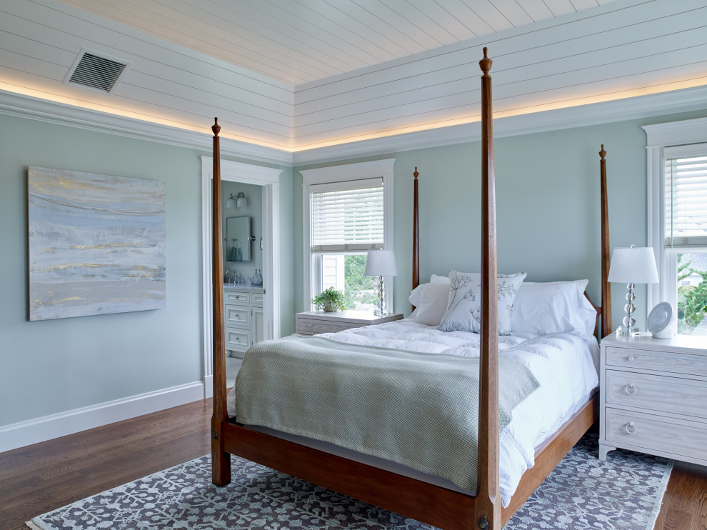 ポートランド(メイン)にあるビーチスタイルのおしゃれな寝室 (緑の壁、濃色無垢フローリング、茶色い床、塗装板張りの天井、三角天井) のレイアウト