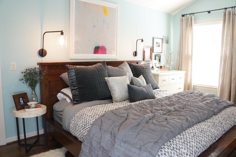 Diseño de dormitorio principal clásico renovado de tamaño medio sin chimenea con paredes azules, suelo de madera oscura y suelo marrón