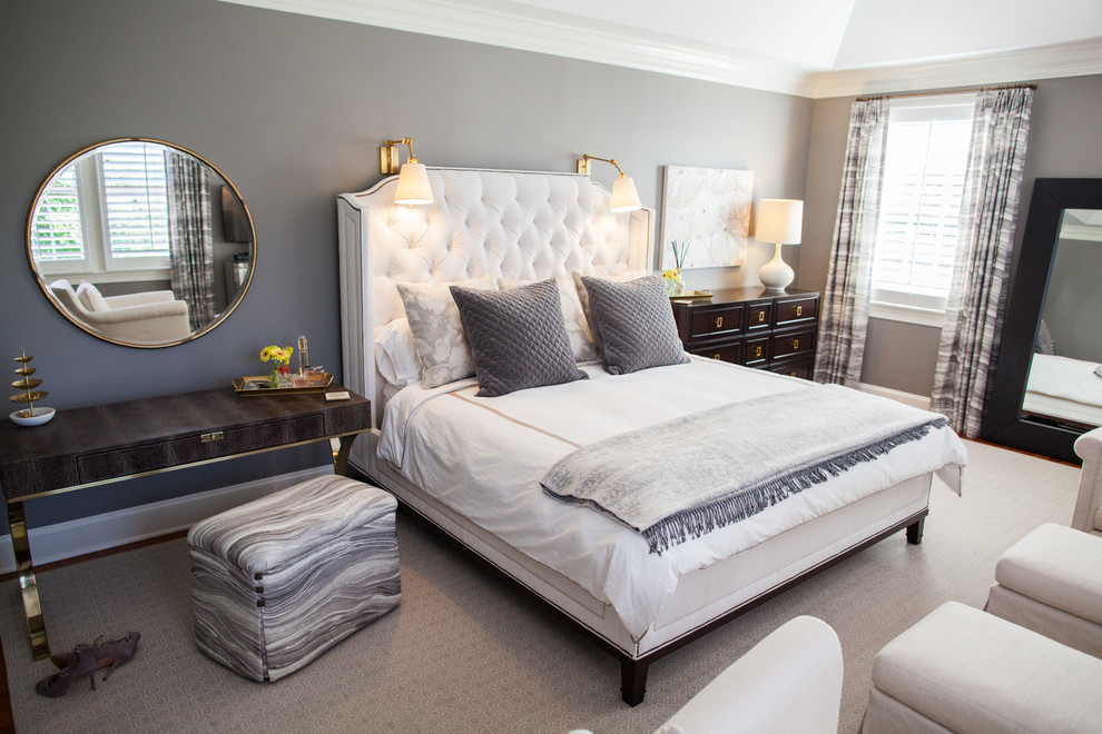 Modelo de dormitorio principal clásico renovado de tamaño medio sin chimenea con paredes grises, moqueta y suelo gris