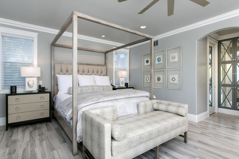 サンディエゴにある中くらいなトランジショナルスタイルのおしゃれな主寝室 (グレーの壁、磁器タイルの床、暖炉なし、グレーの床、グレーの天井)