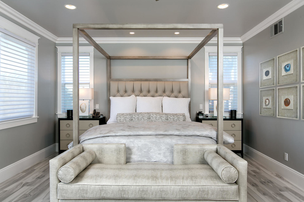 Imagen de dormitorio principal clásico renovado de tamaño medio sin chimenea con paredes grises, suelo de baldosas de porcelana y suelo gris
