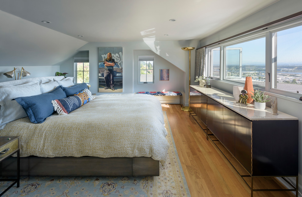Mittelgroßes Klassisches Hauptschlafzimmer ohne Kamin mit weißer Wandfarbe, hellem Holzboden und braunem Boden in Portland