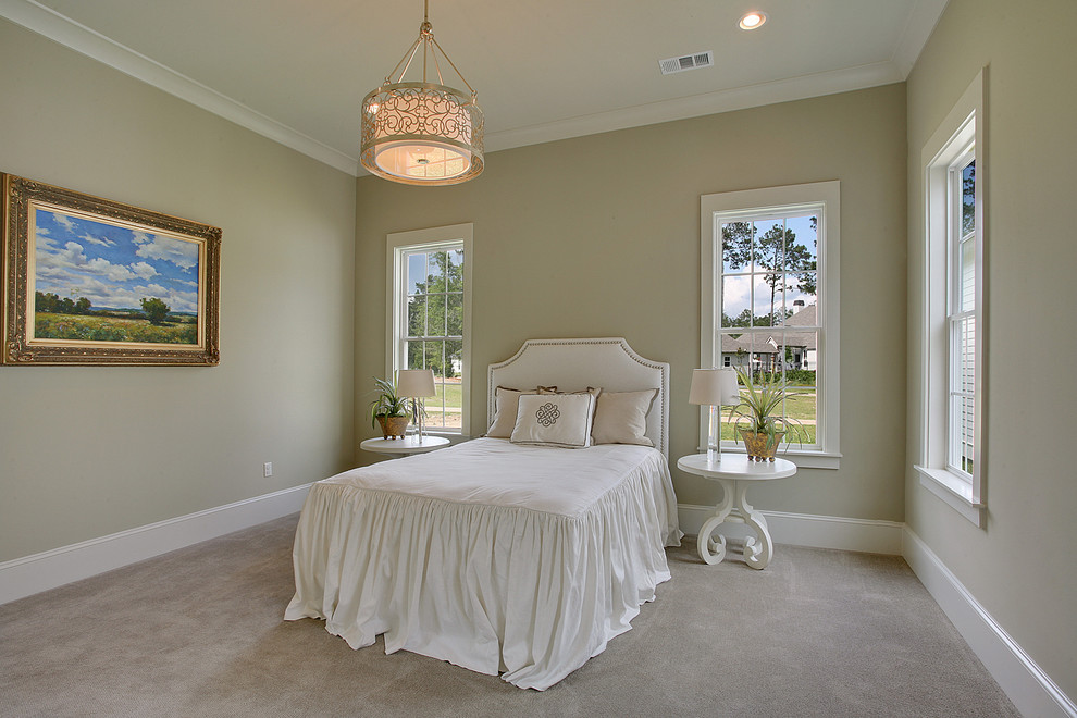Ejemplo de habitación de invitados clásica de tamaño medio sin chimenea con paredes beige y moqueta