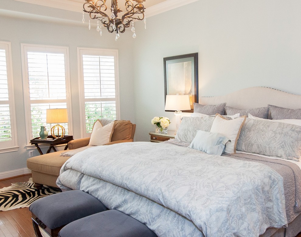 Imagen de dormitorio principal clásico con paredes grises y suelo de madera en tonos medios