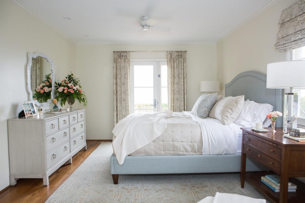 На фото: хозяйская спальня среднего размера в классическом стиле с бежевыми стенами, паркетным полом среднего тона и коричневым полом с