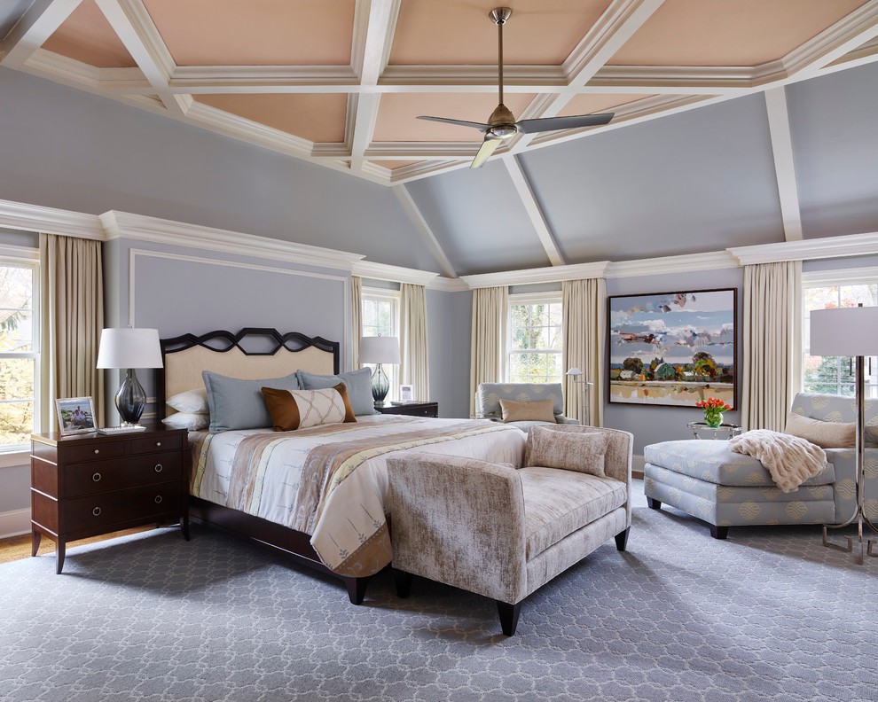 Imagen de dormitorio principal tradicional renovado extra grande sin chimenea con paredes azules y moqueta
