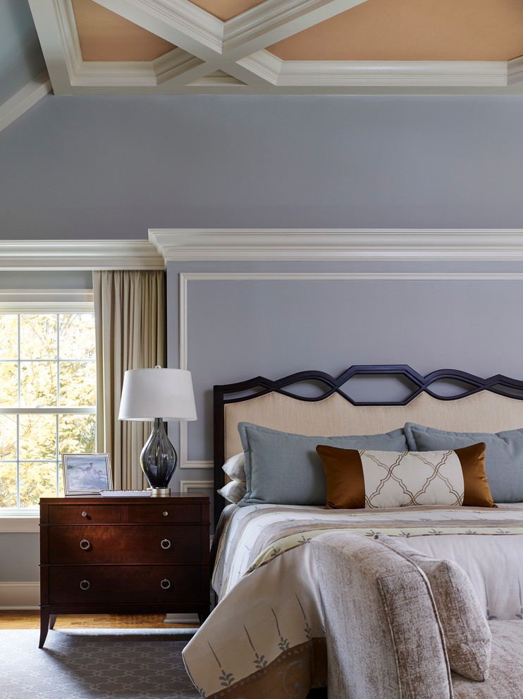 Idée de décoration pour une très grande chambre tradition avec un mur bleu et aucune cheminée.