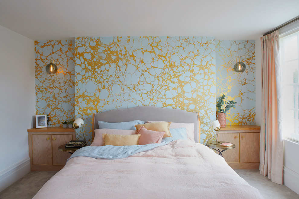 Idée de décoration pour une chambre minimaliste de taille moyenne avec un mur multicolore, aucune cheminée et un sol beige.