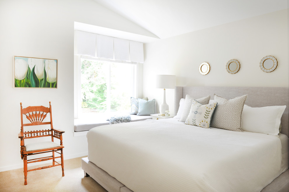 Ejemplo de dormitorio principal clásico renovado de tamaño medio sin chimenea con paredes blancas y moqueta